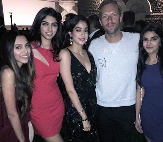 श्रीदेवी की बेटियां खुशी और जाह्नवी Coldplay के साथ पार्टी करती नजर आई
