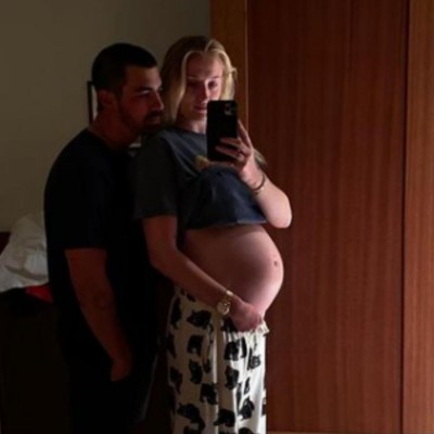 सोफी टर्नर ने शेयर की अपनी गर्भावस्थ की फोटोज