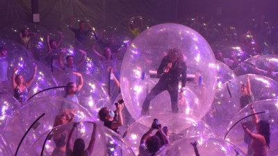 Unusual Space bubble concert in USA by Flaming Lips
