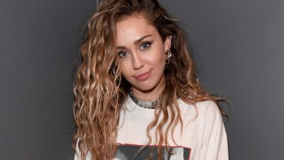 Miley Cyrus reveals she  shared her first kiss with a GIRL
