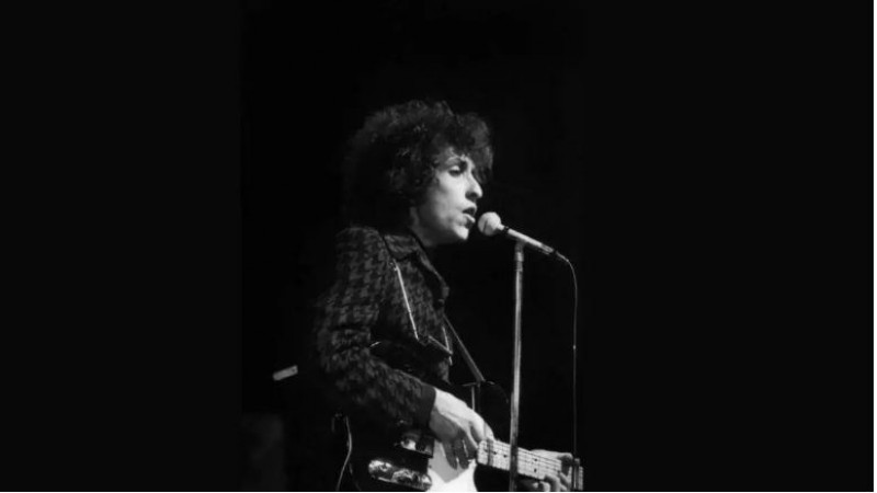 Bob Dylan's publisher offers refunds of his 'hand-signed' book