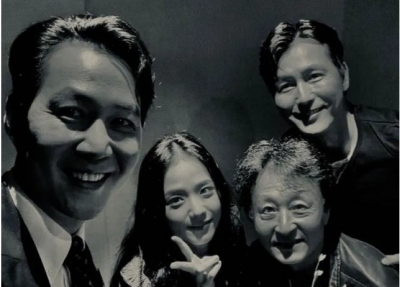 BLACKPINK’s Jisoo poses in a selfie with Lee Jung Jae and Jung Woo Sung