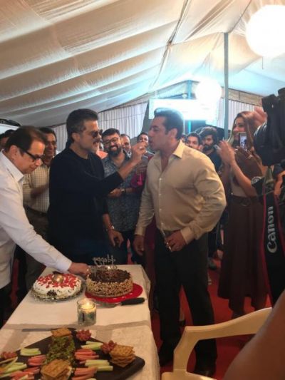 Check this how Anil celebrate his birthday in Jhakaas way with Salman
