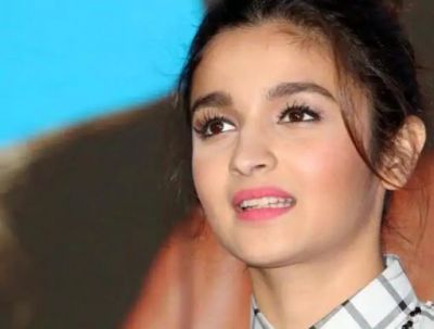''Alia is a GUNDI' says father Mahesh Bhatt after watching Gully Boy trailer, check out the Tweet here