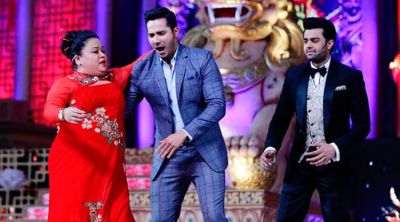 Varun Dhawan Lifts Bharti Singh While Dancing on Stage