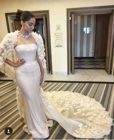 Wow! Sonam Kapoor's All New White Dress Is Too Beautiful To Handle -  Boldsky.com