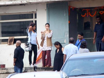 See in pics: Alia Bhatt steps into the shoe for her role in Raazi