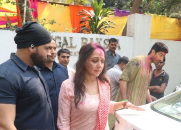 Hema Malini visited at  Esha Deol's residence to celebrate Holi