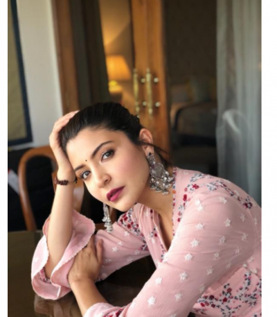 Anushka Sharma gives intense look in her ethnic attire, have a look
