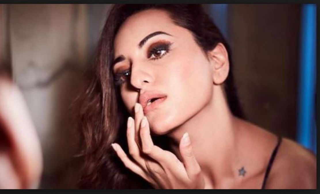 Sonakshi Sinhas This Insta Post In Backless Avatar Celebs Comments With Rolling On The Floor
