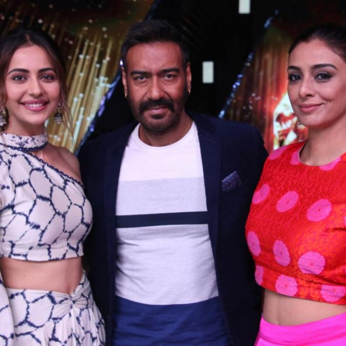 Ajay Devgn, Tabu & Rakul Preet Singh Grace Rising Star To Promote De De ...