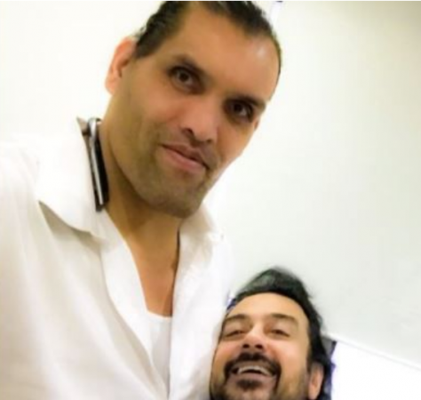 The Great 'Khali' struggle to click a perfect selfie with Adnan Sami