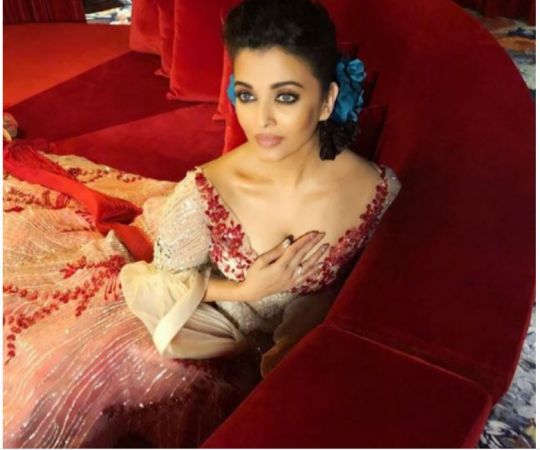 Aishwarya Rai Bachchan looks sizzling as a showstopper for Manish Malhotra in Doha