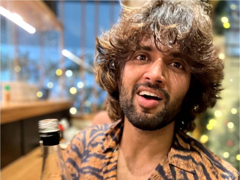 Vijay Deverakonda came to create a blast as a boxer, poster of 'Liger' released
