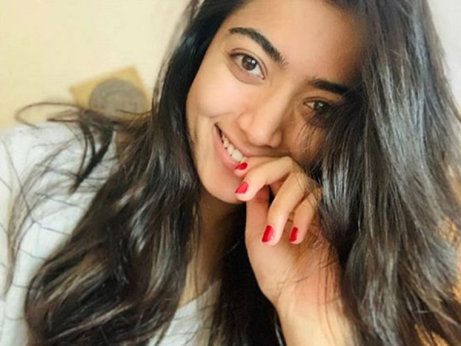 Pushpa Actress's cute ‘good morning’ pose steals fans’ hearts