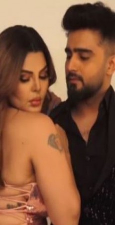 Rakhisaban Sex Videos - Rakhi Sawant shows off her mehndi as she fasts for boyfriend Adil Khan  Durrani; Watch | NewsTrack English 1