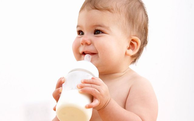 बच्चे को दूध पिलाने का सही तरीका