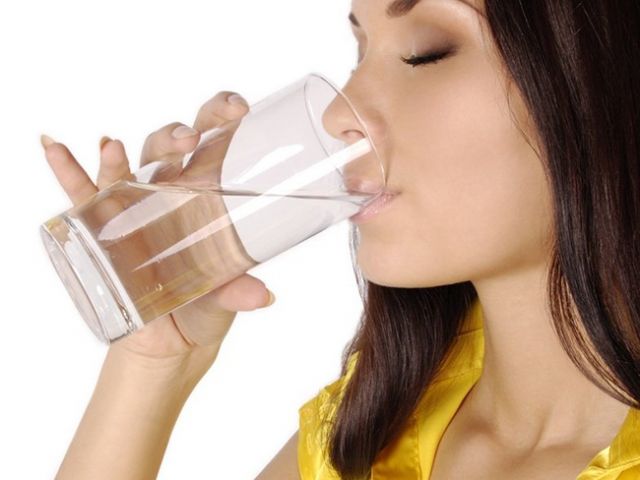 ठंडा पानी पीना पंहुचा सकता है आपकी सेहत को नुकसान