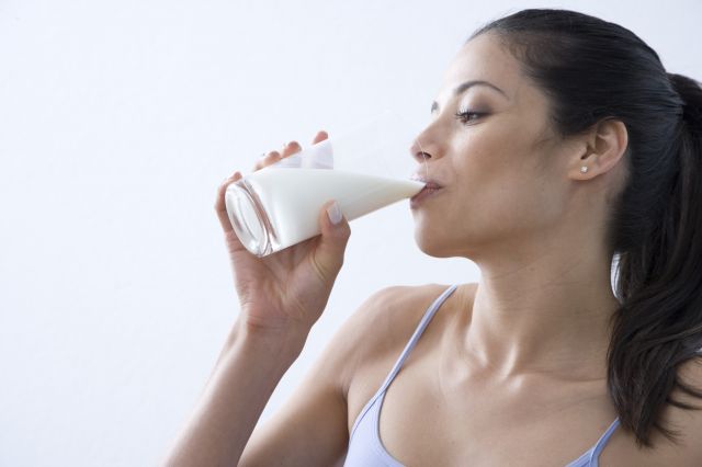 मसालेदार खाना खाने के बाद दूध पिने से हो सकता है नुकसान