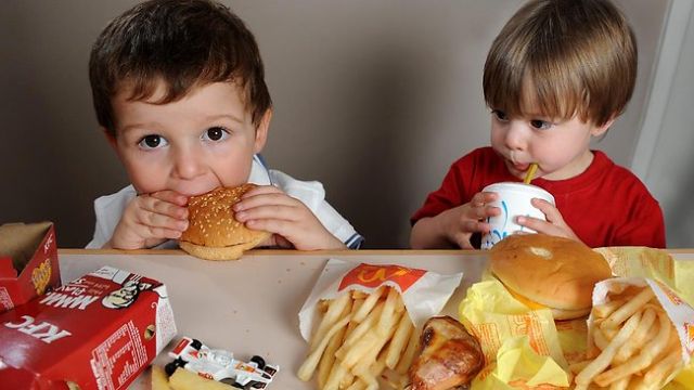 अनहेल्थी खाना डाल सकता है आपके बच्चे के दिल पर असर
