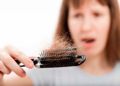 मेनोपॉज के कारण गिर रहे अधिक बाल तो कुछ उपाय कर सकते हैं आपकी मदद
