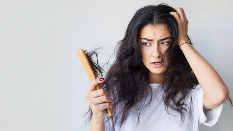 सर्दियों में बढ़ गई है डेंड्रफ और हेयरफॉल की समस्या तो अपनाएं ये तरीका
