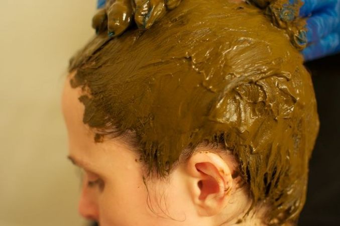बालो में मेहँदी के इस्तेमाल से दूर हो जाती है डैंड्रफ की समस्या