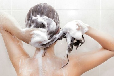 सर्दियों में बाल धोते समय भूलकर भी ना करें ये गलतियां, होगी भारी समस्या
