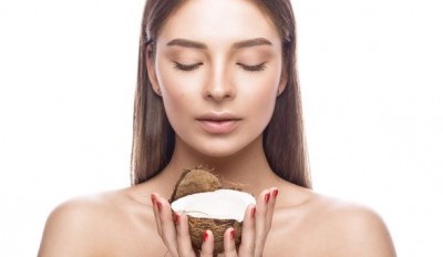 चेहरे पर नारियल तेल लगाना सही है या गलत? जानिए एक्सपर्ट्स की राय