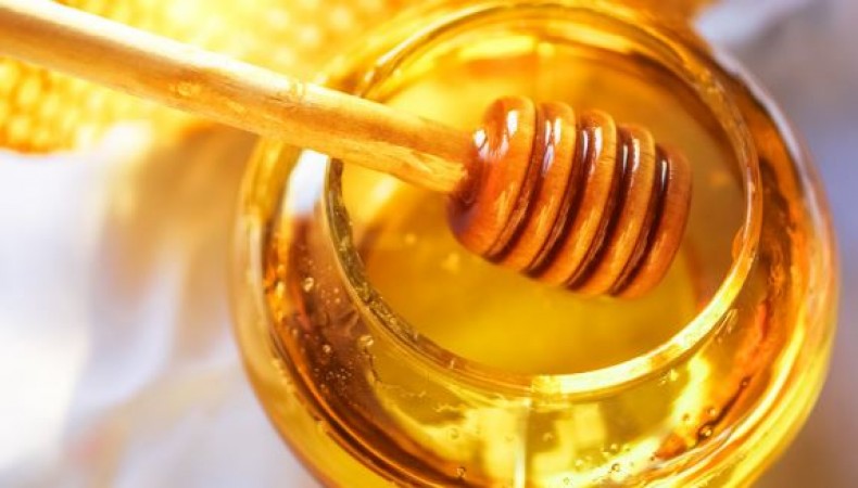 Apply honey on the navel before going to sleep at night, acne will go away