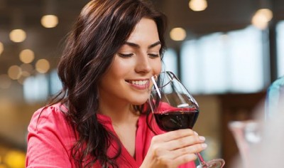 क्या स्किन के लिए फायदेमंद है रेड वाइन? जानिए इसकी सच्चाई