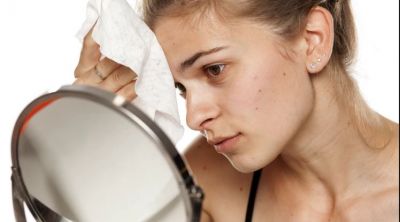 Face wipes clear the face, but these are the side effects!