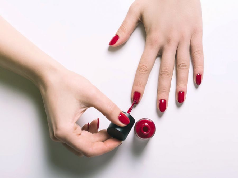 Girls do these 3 mistakes while applying nail paint. 