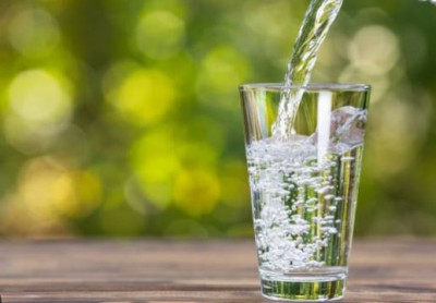 जानिए खाना खाते समय पानी पीना सही है या गलत?