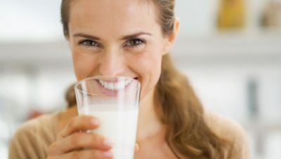 सेहत के लिए फायदेमंद होता है रात के समय दूध पीना
