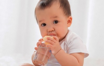 जानिए शिशु को कब और कितना पानी पिलाना है सही