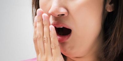 क्या आपके मुंह से भी आती है दुर्गंध, तो यह हो सकते है इसके कारण