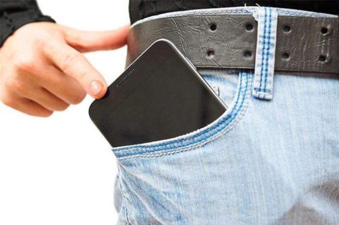 जीन्स पॉकेट में मोबाइल रखने से लड़कों को हो सकता है बड़ा खतरा