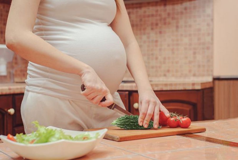 Есть грибы беременной. Обед для беременной. Беременные женщины с едой.