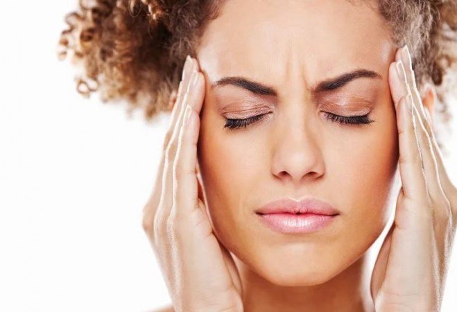 इन कारणों के चलते महिलाओं को होता है सिर दर्द, जानिए लक्षण और उपचार