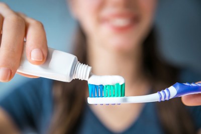 क्या आप भी दांत साफ करते समय ब्रश को करते है गीला? तो जान लीजिए क्या कहते है एक्सपर्ट्स