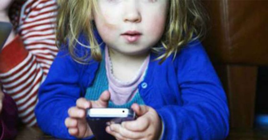 कही बच्चों के ब्रेन डेड न कर दें स्मार्टफोन्स
