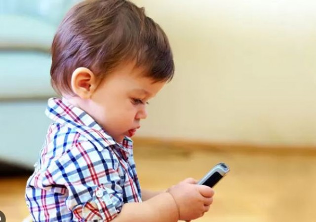 अपने बच्चे को आज ही मोबाइल से करें दूर, वरना होगी भारी परेशानी