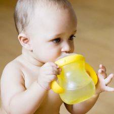 खतरनाक हो सकता है 6 महीने से कम उम्र के बच्चे को पानी पिलाना