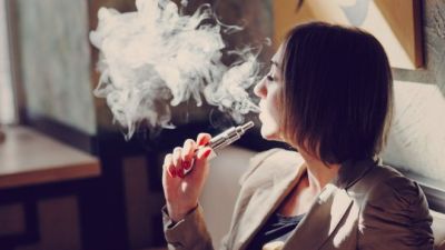 ई-सिगरेट महिलाओं को बना सकता है बाँझ, जानें रिसर्च