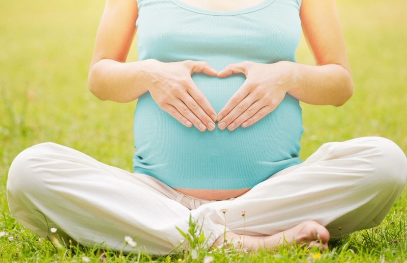 यहाँ जानिए 1 से 9 महीने तक गर्भवती महिलाओं को क्या खाना चाहिए और क्या नहीं?