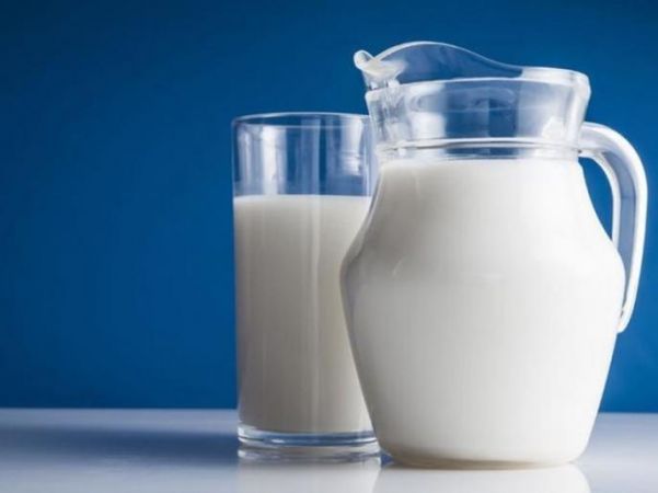 सेहतमंद रहने के लिए दूध के साथ करें इन चीजों का सेवन