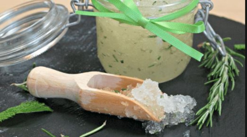 This foot scrub will clean the cracked ankles in 1 day