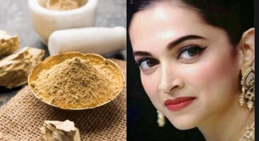 By mixing these two things with Multani clay, oily skin will disappear