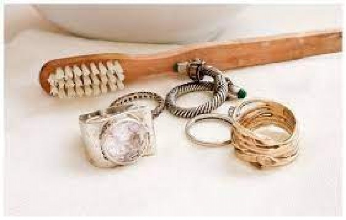 Now it's easy to clean jewellery kept at home, find out how